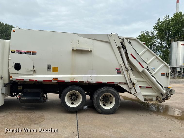 image for item DV2018 2007 International 4400 refuse truck