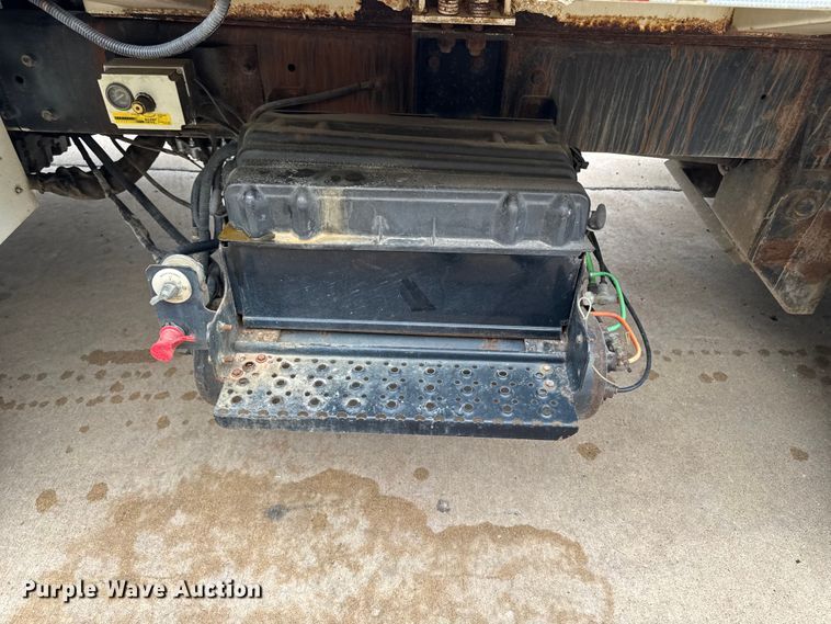 image for item DV2018 2007 International 4400 refuse truck