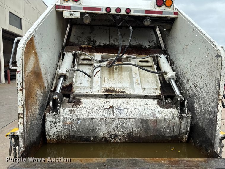image for item DV2018 2007 International 4400 refuse truck