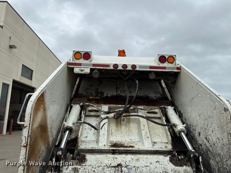image for item DV2018 2007 International 4400 refuse truck