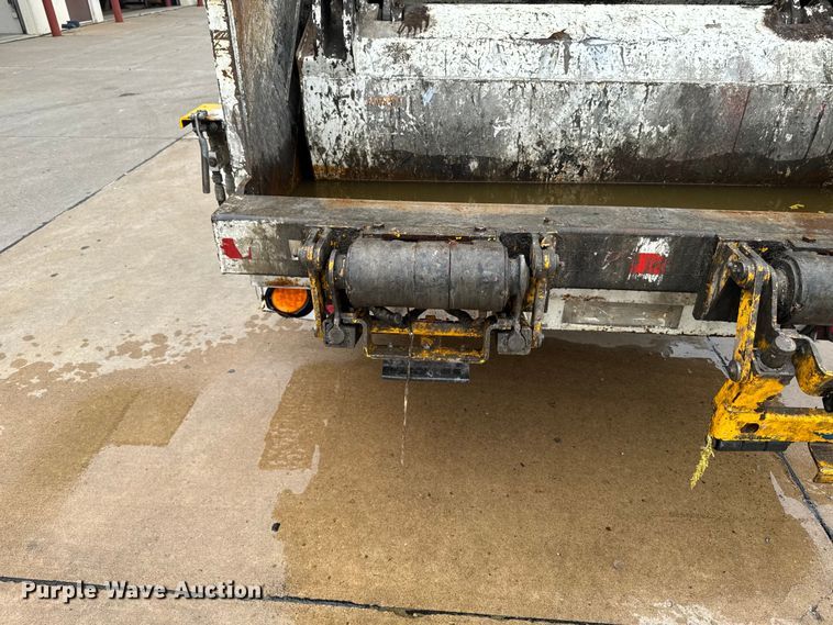 image for item DV2018 2007 International 4400 refuse truck