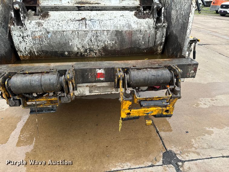 image for item DV2018 2007 International 4400 refuse truck