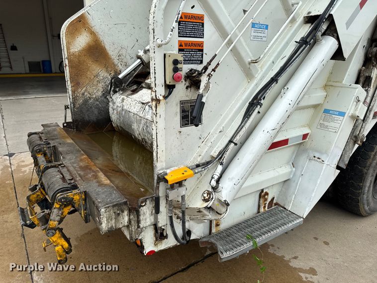 image for item DV2018 2007 International 4400 refuse truck