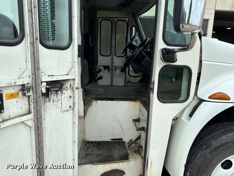 image for item DV2018 2007 International 4400 refuse truck