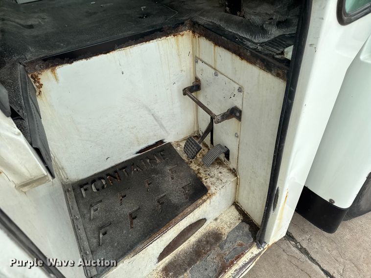 image for item DV2018 2007 International 4400 refuse truck