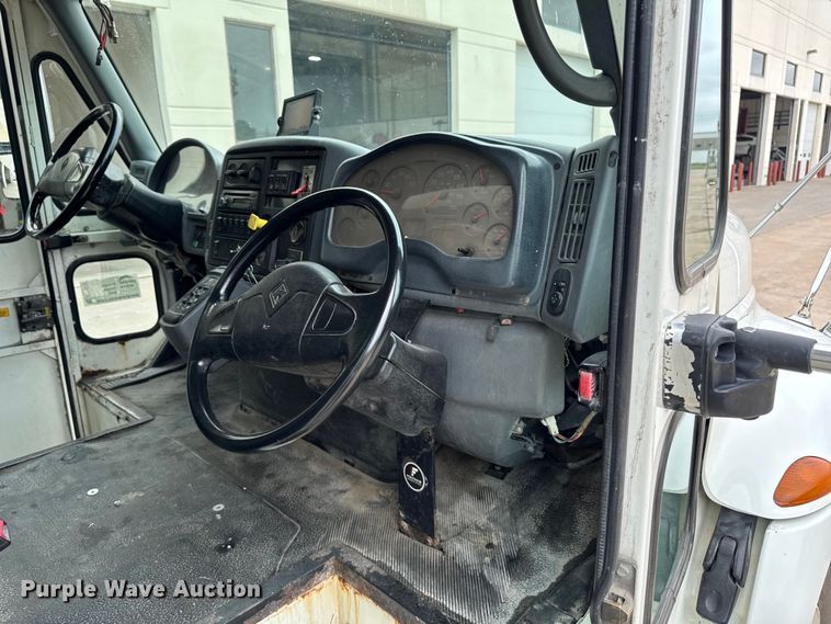 image for item DV2018 2007 International 4400 refuse truck