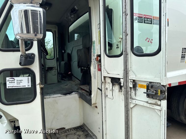 image for item DV2018 2007 International 4400 refuse truck