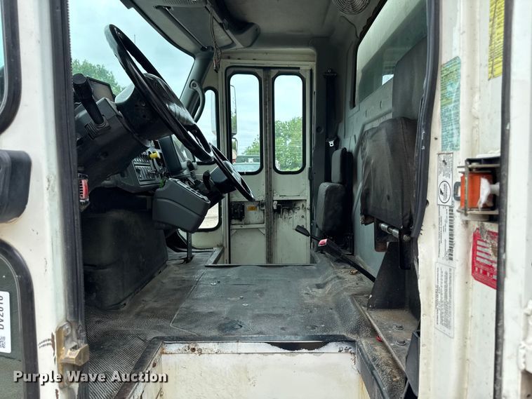 image for item DV2018 2007 International 4400 refuse truck