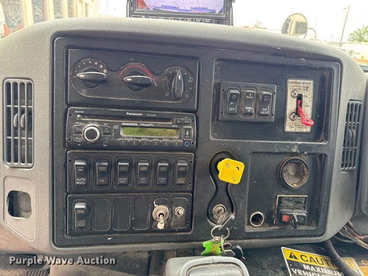image for item DV2018 2007 International 4400 refuse truck
