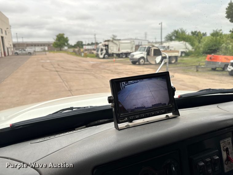 image for item DV2018 2007 International 4400 refuse truck