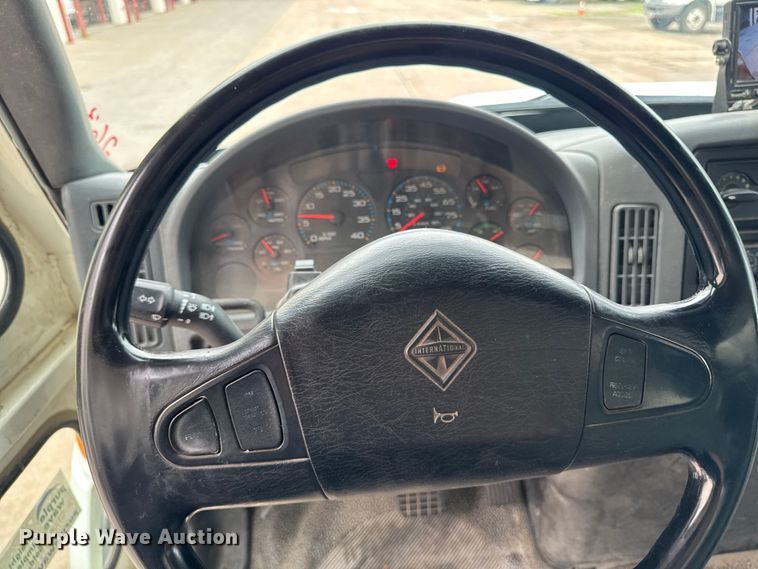 image for item DV2018 2007 International 4400 refuse truck