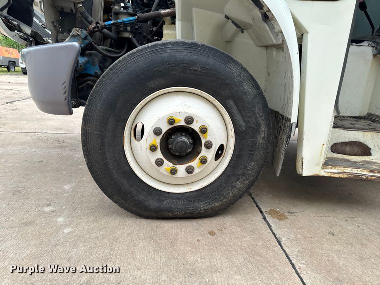 image for item DV2018 2007 International 4400 refuse truck