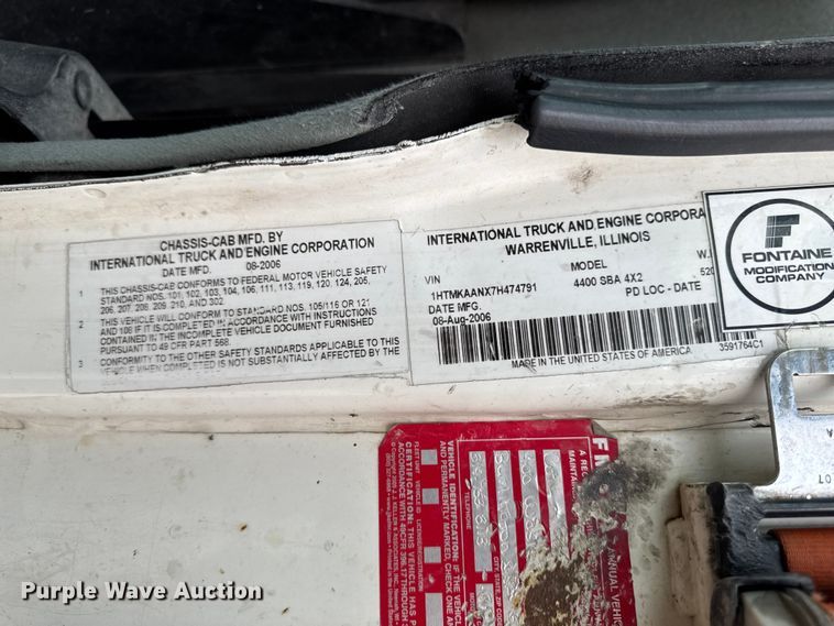 image for item DV2018 2007 International 4400 refuse truck