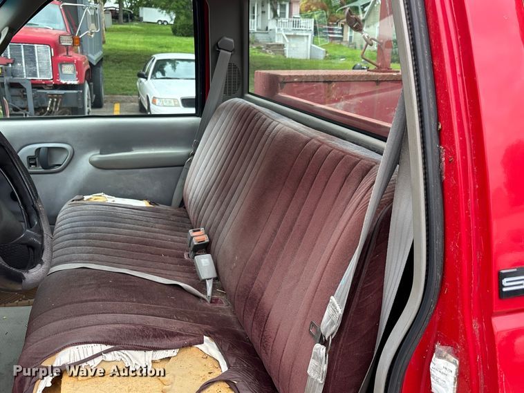 image for item DV4416 1995 GMC K2500 utility bed pickup truck