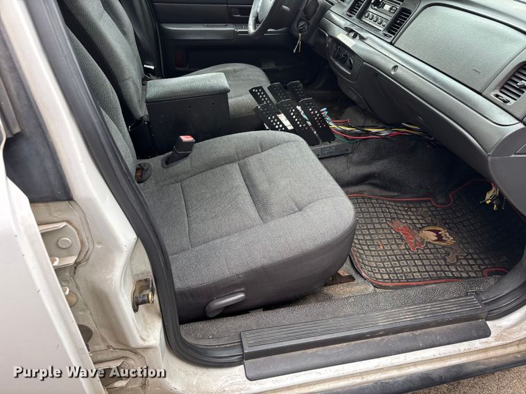 image for item DV4420 2005 Ford Crown Victoria Police Interceptor 