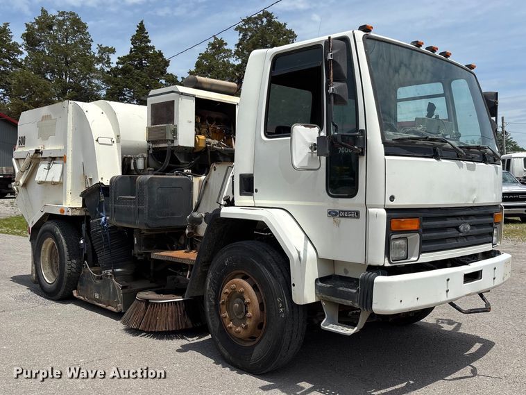 image for item DV4424 1990 Ford CF7000 street sweeper truck