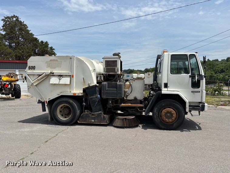 image for item DV4424 1990 Ford CF7000 street sweeper truck
