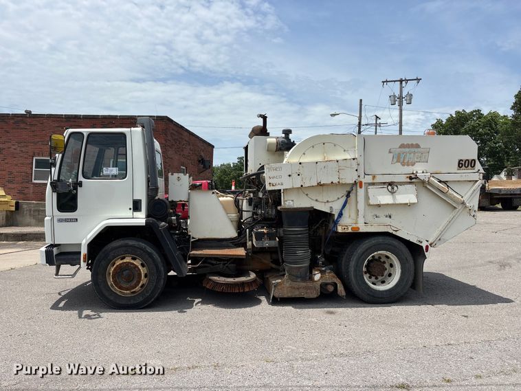 image for item DV4424 1990 Ford CF7000 street sweeper truck