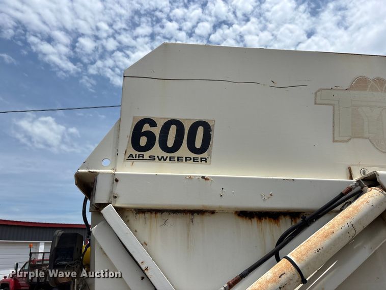 image for item DV4424 1990 Ford CF7000 street sweeper truck