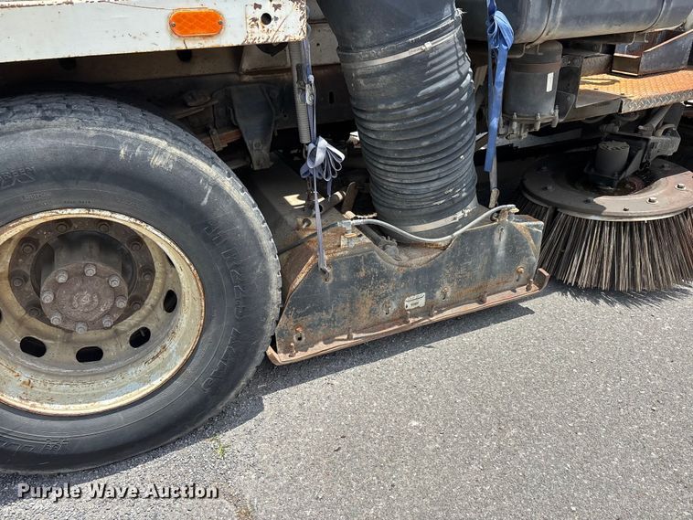 image for item DV4424 1990 Ford CF7000 street sweeper truck