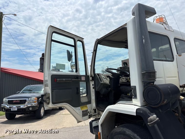 image for item DV4424 1990 Ford CF7000 street sweeper truck