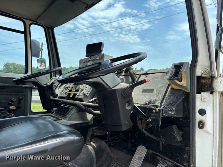 image for item DV4424 1990 Ford CF7000 street sweeper truck