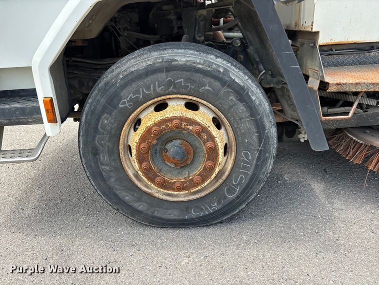 image for item DV4424 1990 Ford CF7000 street sweeper truck