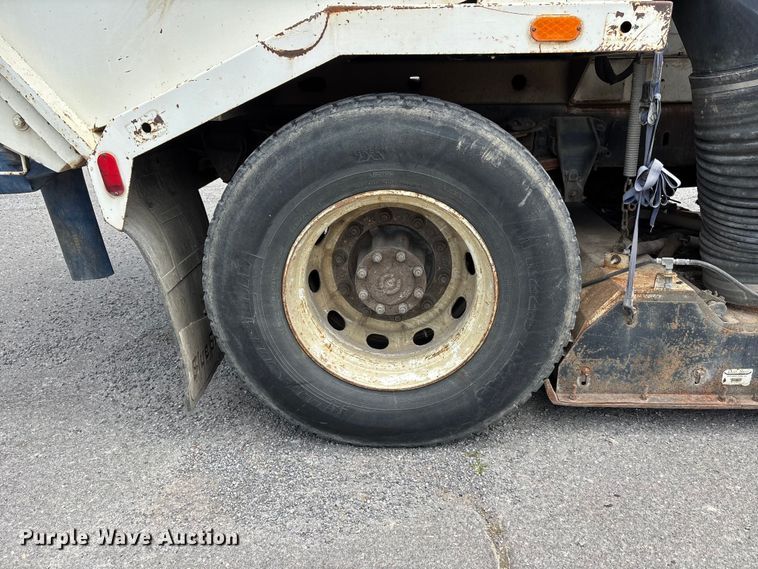 image for item DV4424 1990 Ford CF7000 street sweeper truck
