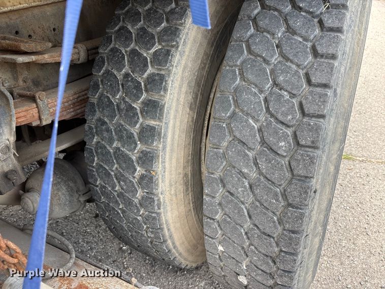 image for item DV4424 1990 Ford CF7000 street sweeper truck