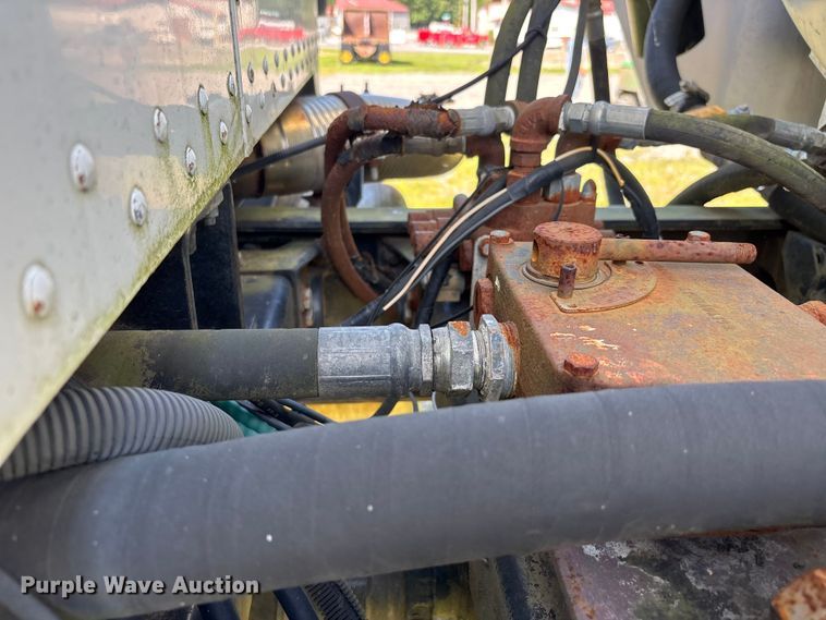 image for item DV4434 1994 Peterbilt 357 liquid manure spreader