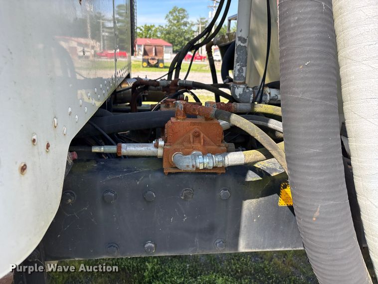 image for item DV4434 1994 Peterbilt 357 liquid manure spreader