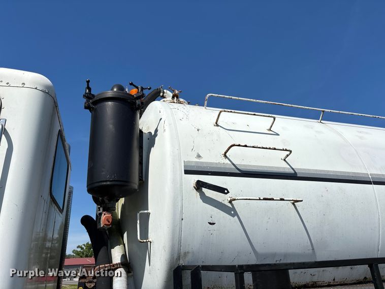image for item DV4434 1994 Peterbilt 357 liquid manure spreader