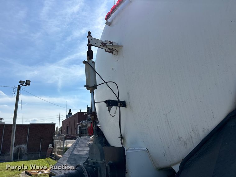 image for item DV4434 1994 Peterbilt 357 liquid manure spreader
