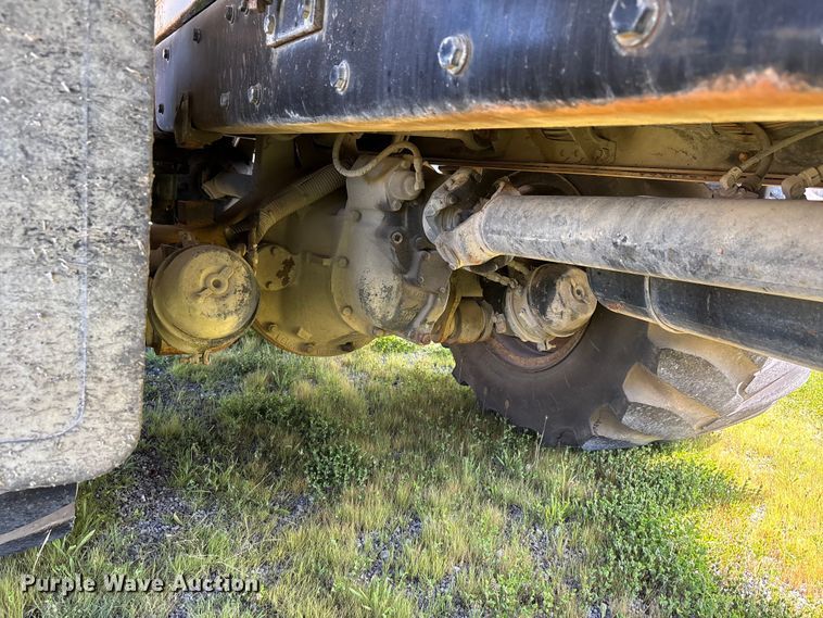image for item DV4434 1994 Peterbilt 357 liquid manure spreader