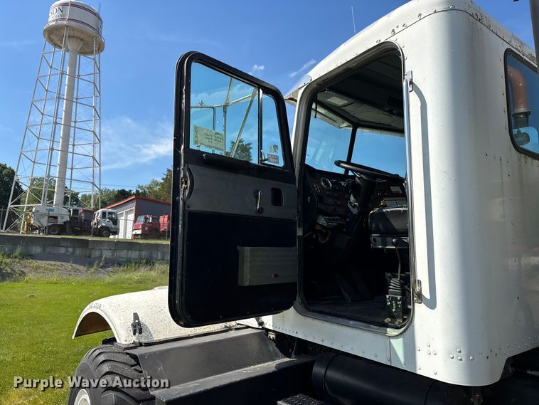 image for item DV4434 1994 Peterbilt 357 liquid manure spreader