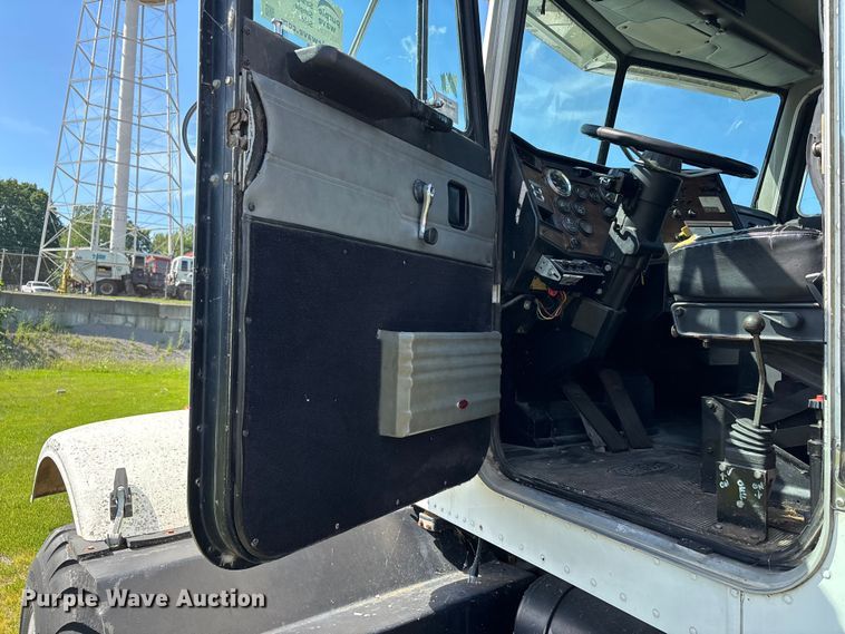 image for item DV4434 1994 Peterbilt 357 liquid manure spreader