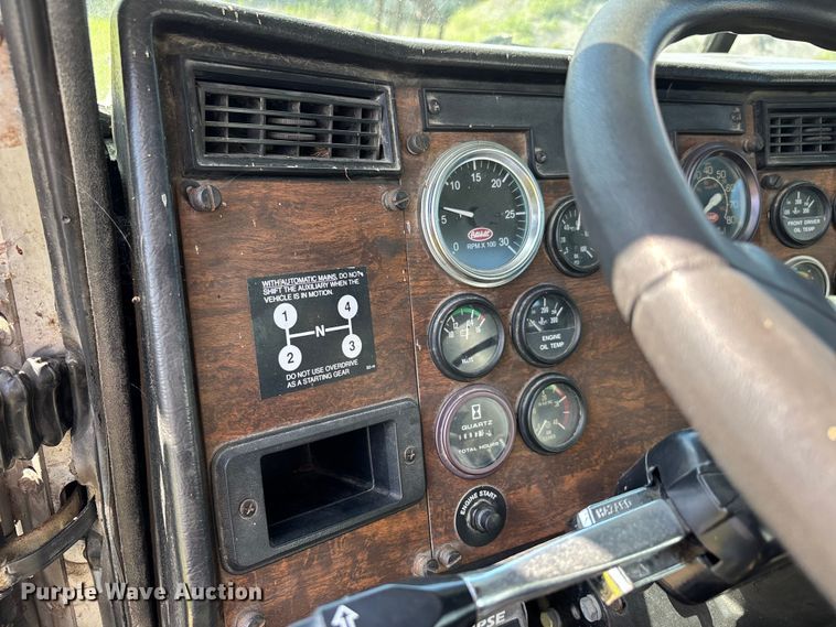 image for item DV4434 1994 Peterbilt 357 liquid manure spreader