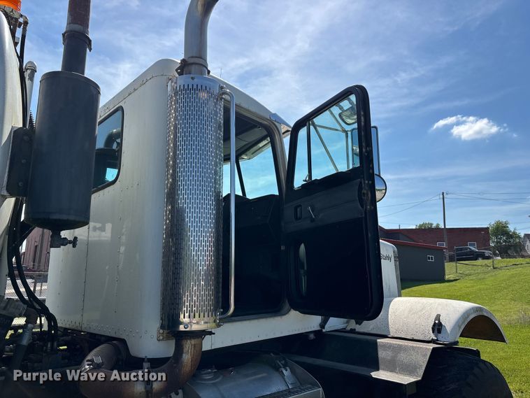 image for item DV4434 1994 Peterbilt 357 liquid manure spreader