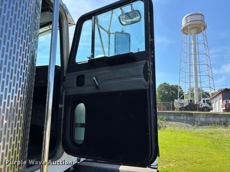 image for item DV4434 1994 Peterbilt 357 liquid manure spreader