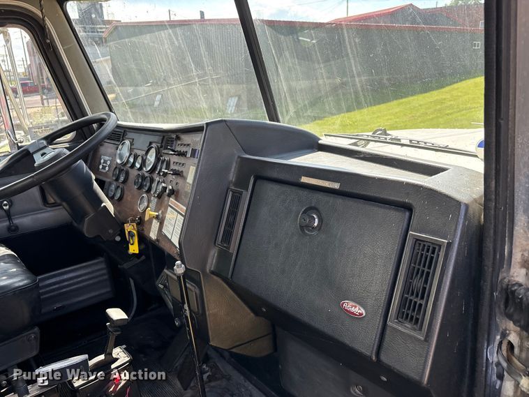 image for item DV4434 1994 Peterbilt 357 liquid manure spreader