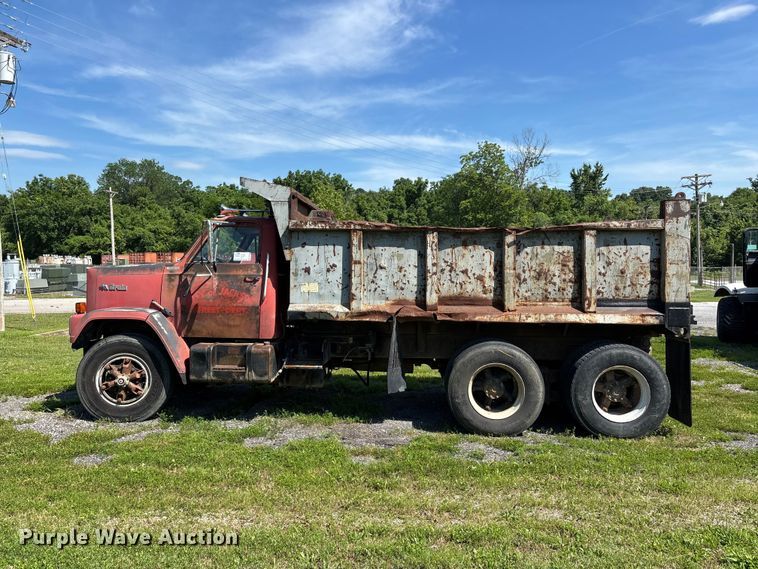 image for item DV4435 1979 Chevrolet Bruin dump truck