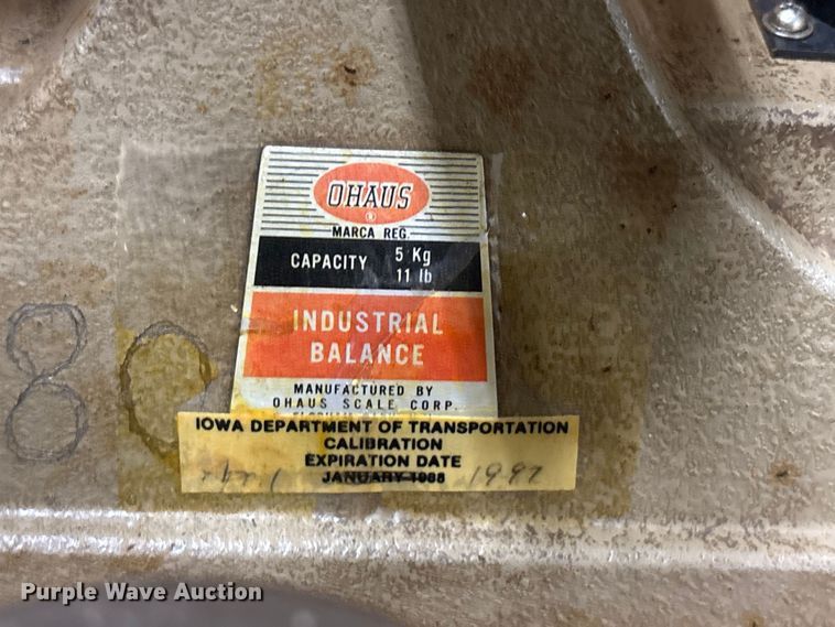 image for item EI5862 Ohaus scales