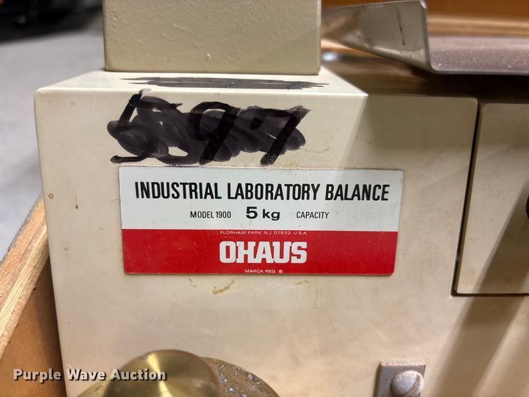 image for item EI5862 Ohaus scales