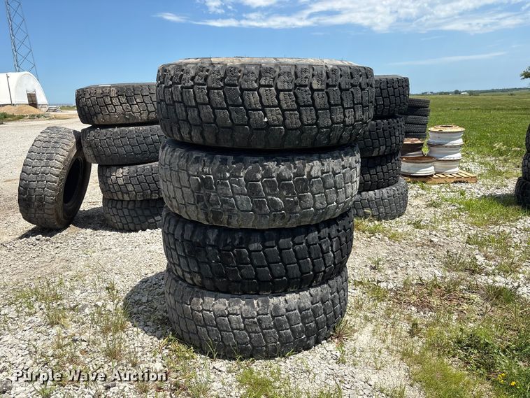 image for item EI5870 (4) 17.5R25 tires