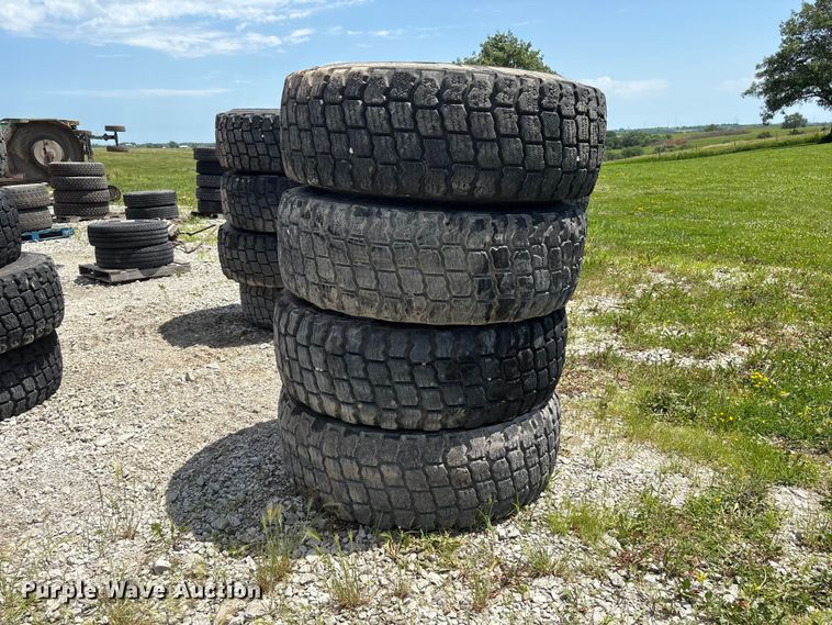 image for item EI5870 (4) 17.5R25 tires