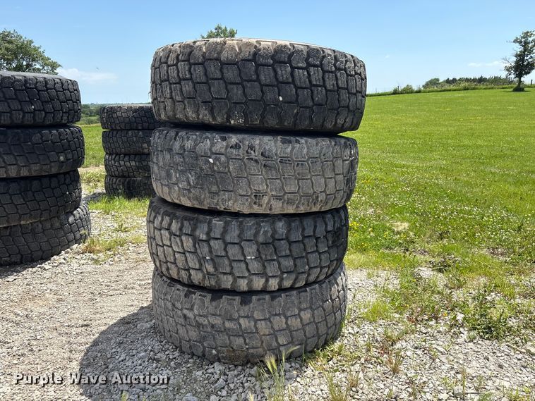 image for item EI5870 (4) 17.5R25 tires