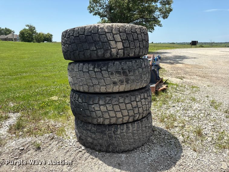 image for item EI5870 (4) 17.5R25 tires