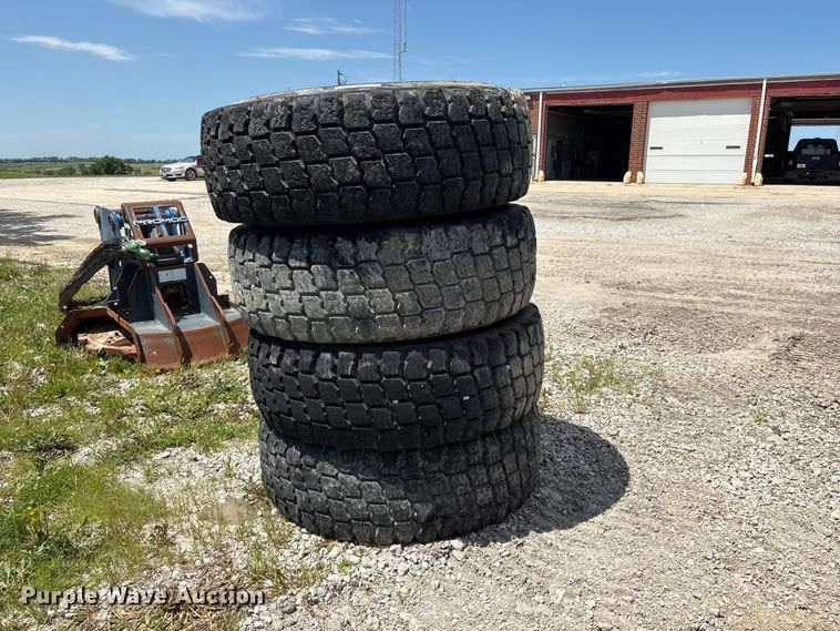 image for item EI5870 (4) 17.5R25 tires