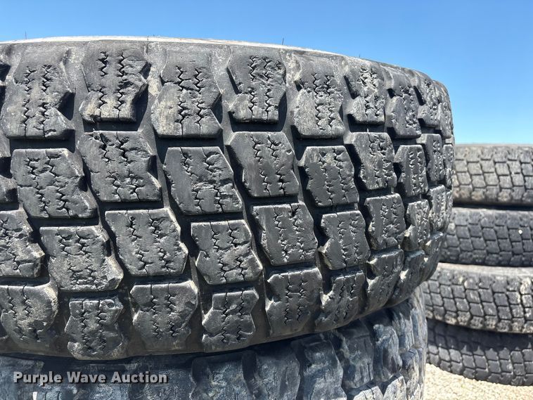 image for item EI5870 (4) 17.5R25 tires