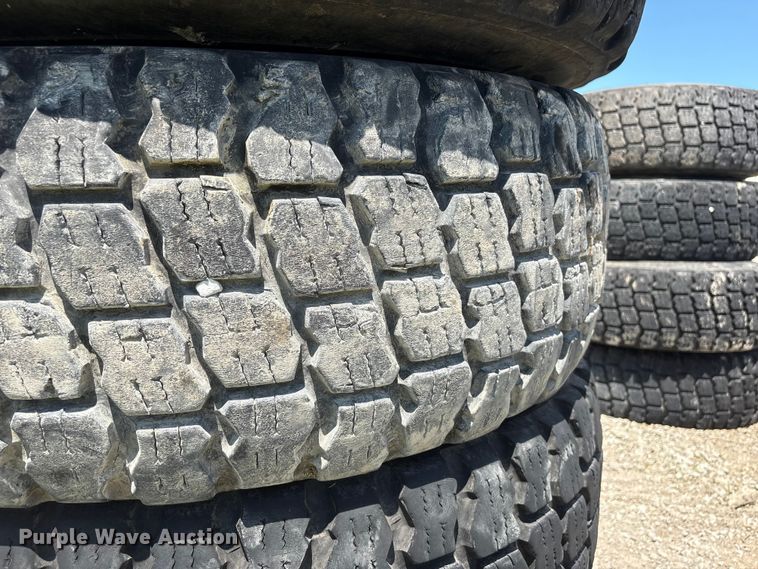 image for item EI5870 (4) 17.5R25 tires